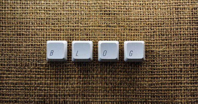 Keyboard keys spelling blog for a guide to choosing an internal linking tool for WordPress